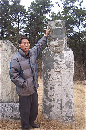 거대한 문인석과 윤훈덕씨 